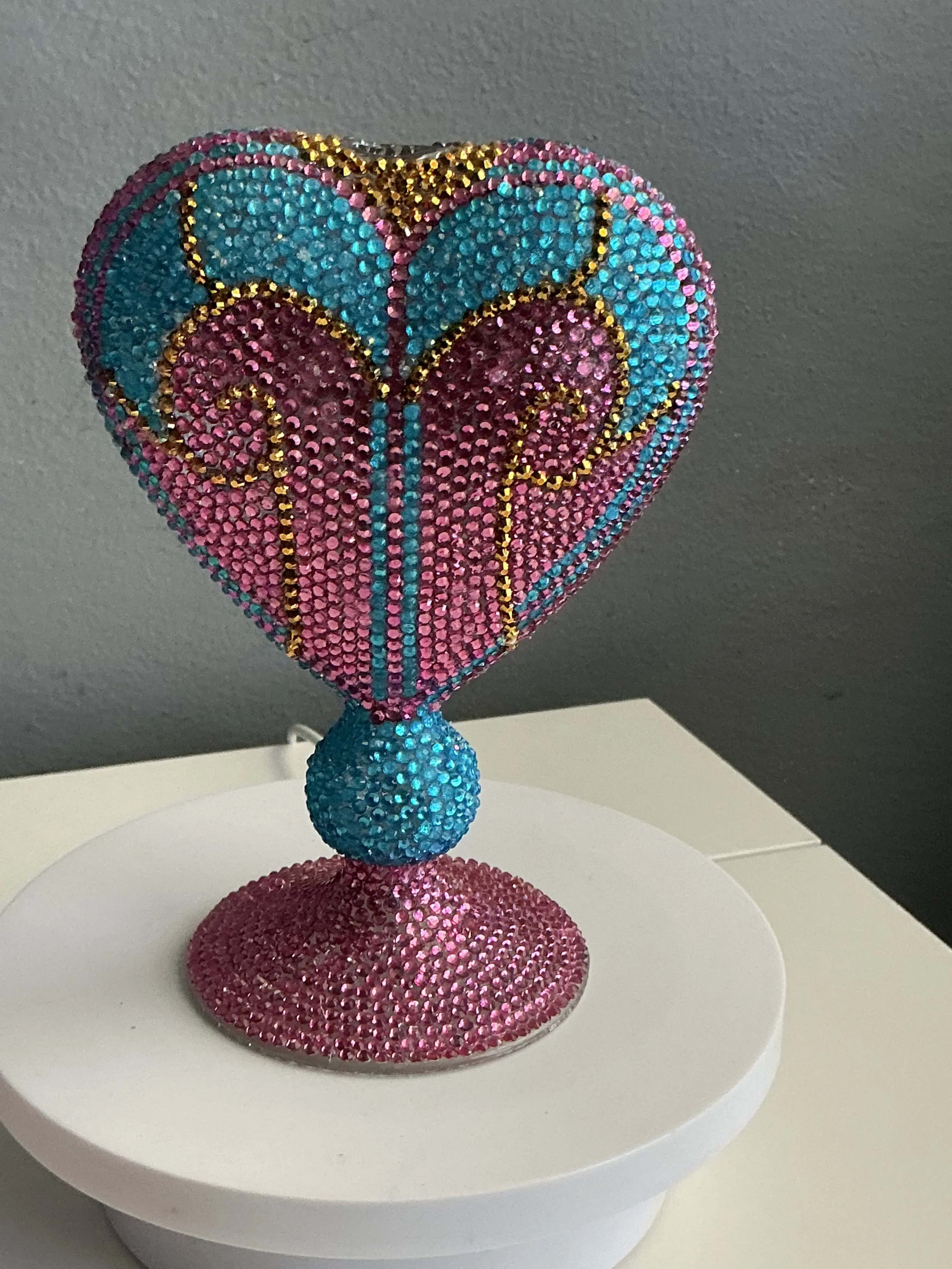 Heart Vase Rhinestones Decor for Danto and Freda - Vibrant Beaded Design with Blue and Pink Accents