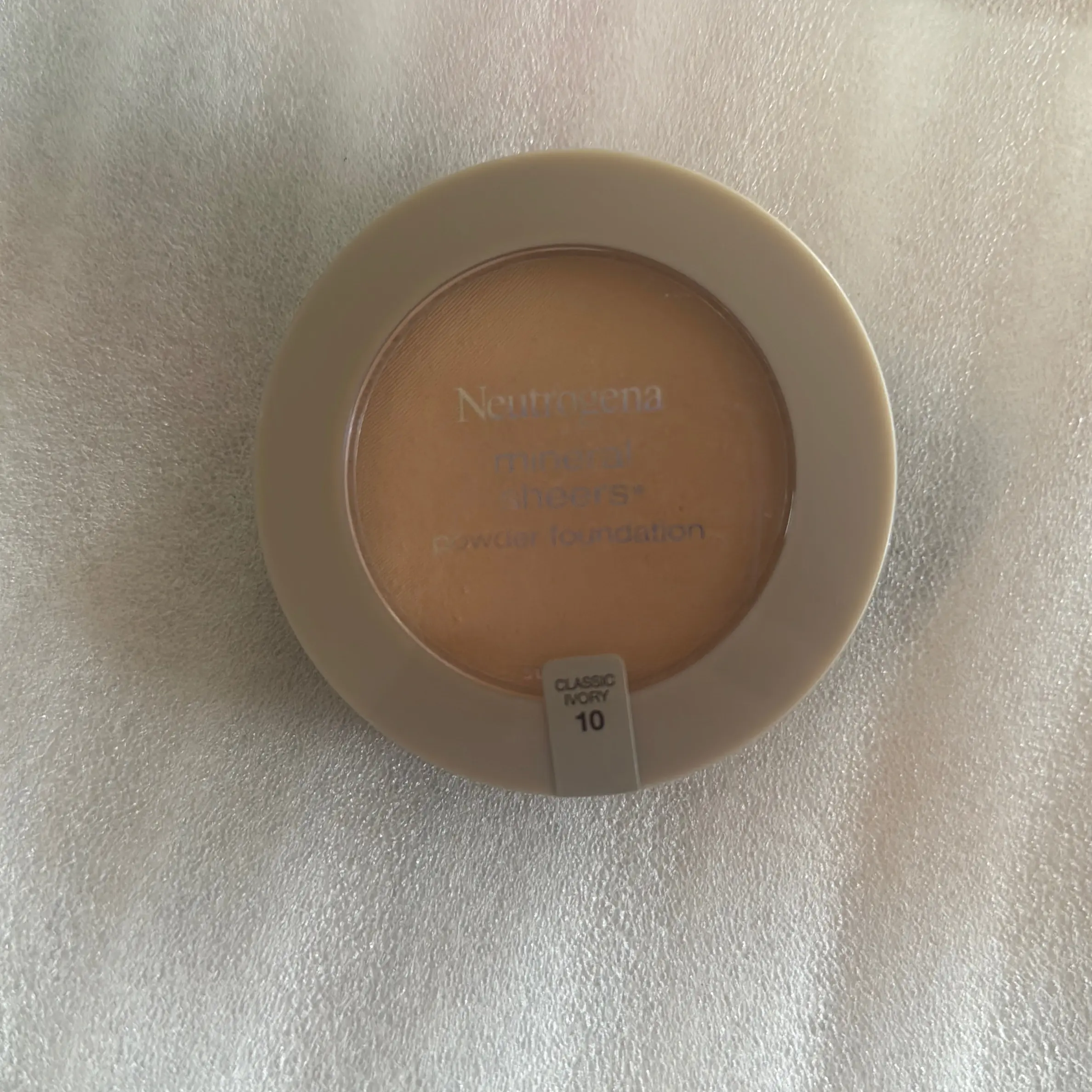 Neutrogena mineral sheers powder Foundations Neutrogena mineral sheers powder Foundations