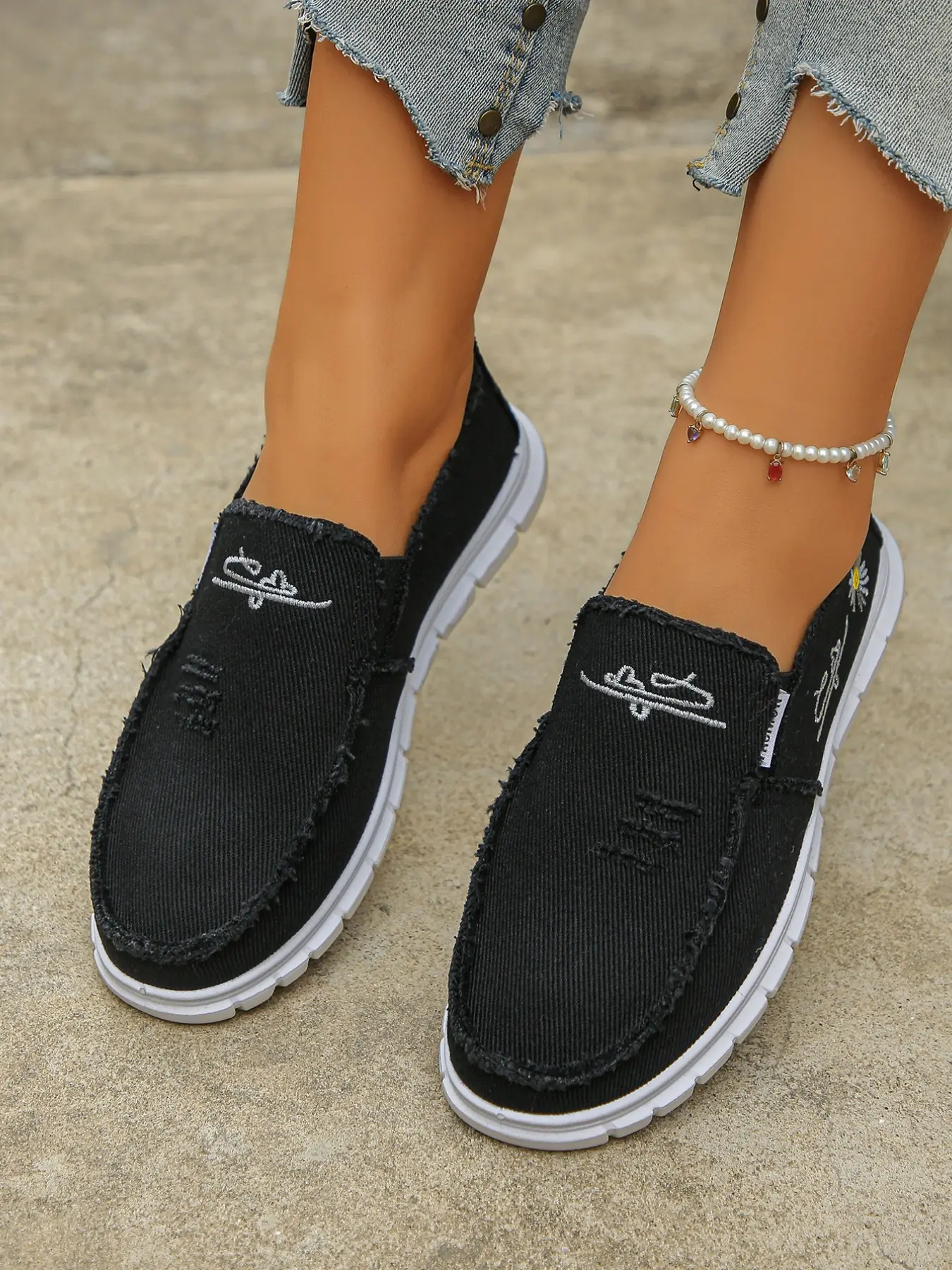 Women's Sunflower Embroidered Slip-On Shoes, Comfortable Non-Slip Walking Shoes, Fashion Casual Flat Shoes, Summer Soft Sole Shoes