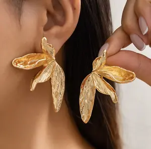 Luxe Gold Earrings - Golden Leaf Design for Elegant Outfits - Versatile Gold-Colored Metal for Formal Events & Everyday Wear