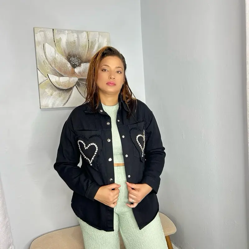 Black Denim Jacket With Heart-Shaped Rhinestones Design - Chaqueta De Mezclilla Negra Con Diseño De Pedrería En Forma De Corazón