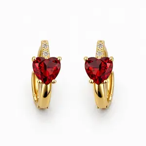 D16. Bellas argollas pequeñas de 10mm con corazón/ gold plated