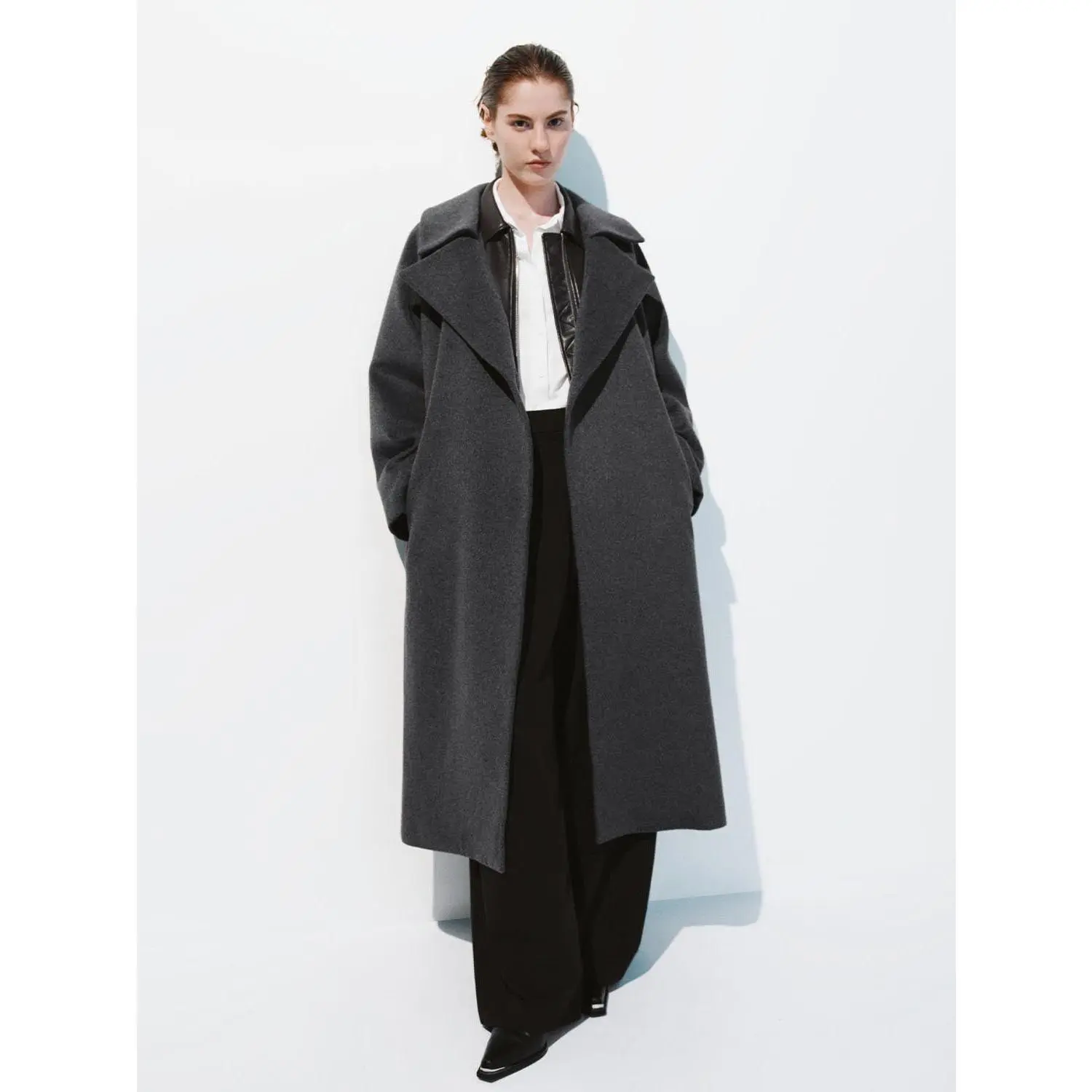 URBAN REVIVO Women's Heavyweight Wool Blend Overcoat, Long Oversize Lady Style with a Nipped Waist and Collared Neck, Fabric, One Piece