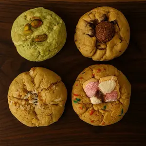 4 cookies assorted flavors dulce de leche,pistachio Dubai,ferrero chocolate chip and arcoíris marshmallow
