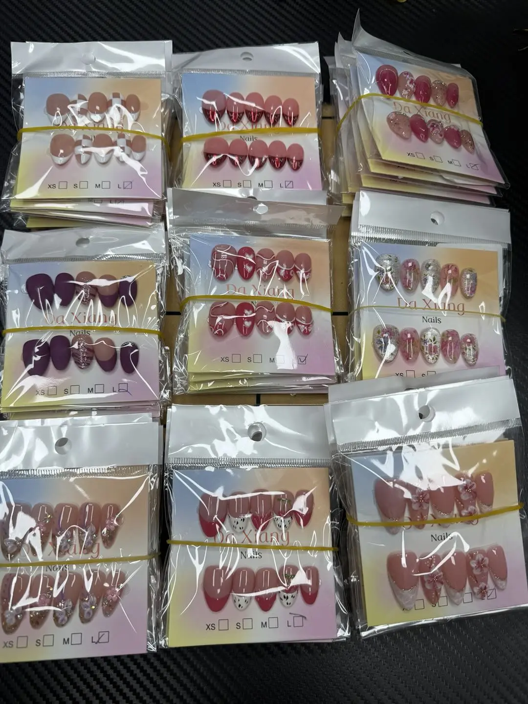 Una(8356)gc.30$ get 15 pairs of random almond shape nails. We have different styles.