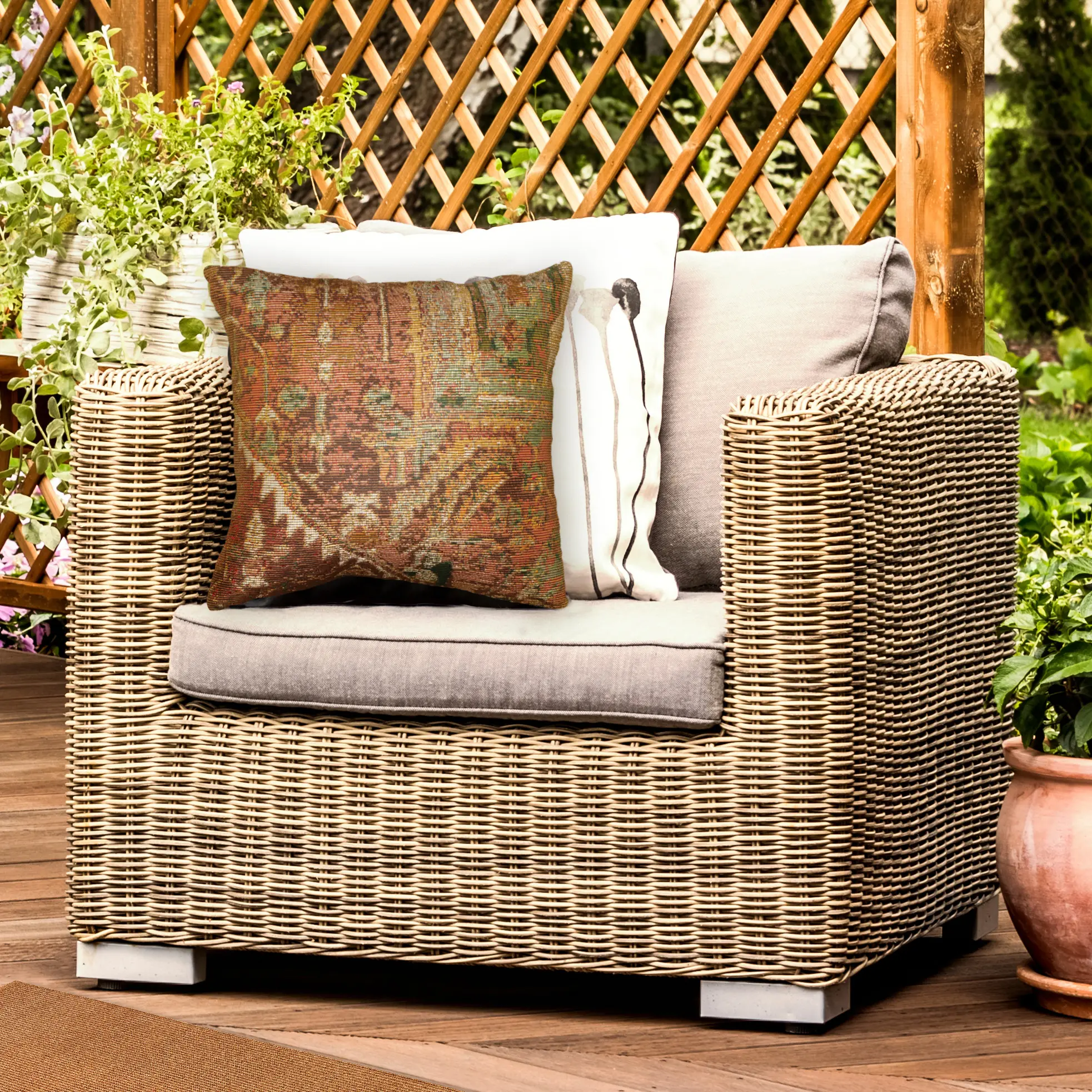 Lush Decor MARINA Home Decorative Cushion - Power-Loomed, Easy-Care, Weatherproof Polyester, Traditional Geometric Vintage Design, Indoor-Outdoor Outdoor Cushion for Chair, Bedroom, All Seasons (Heriz)