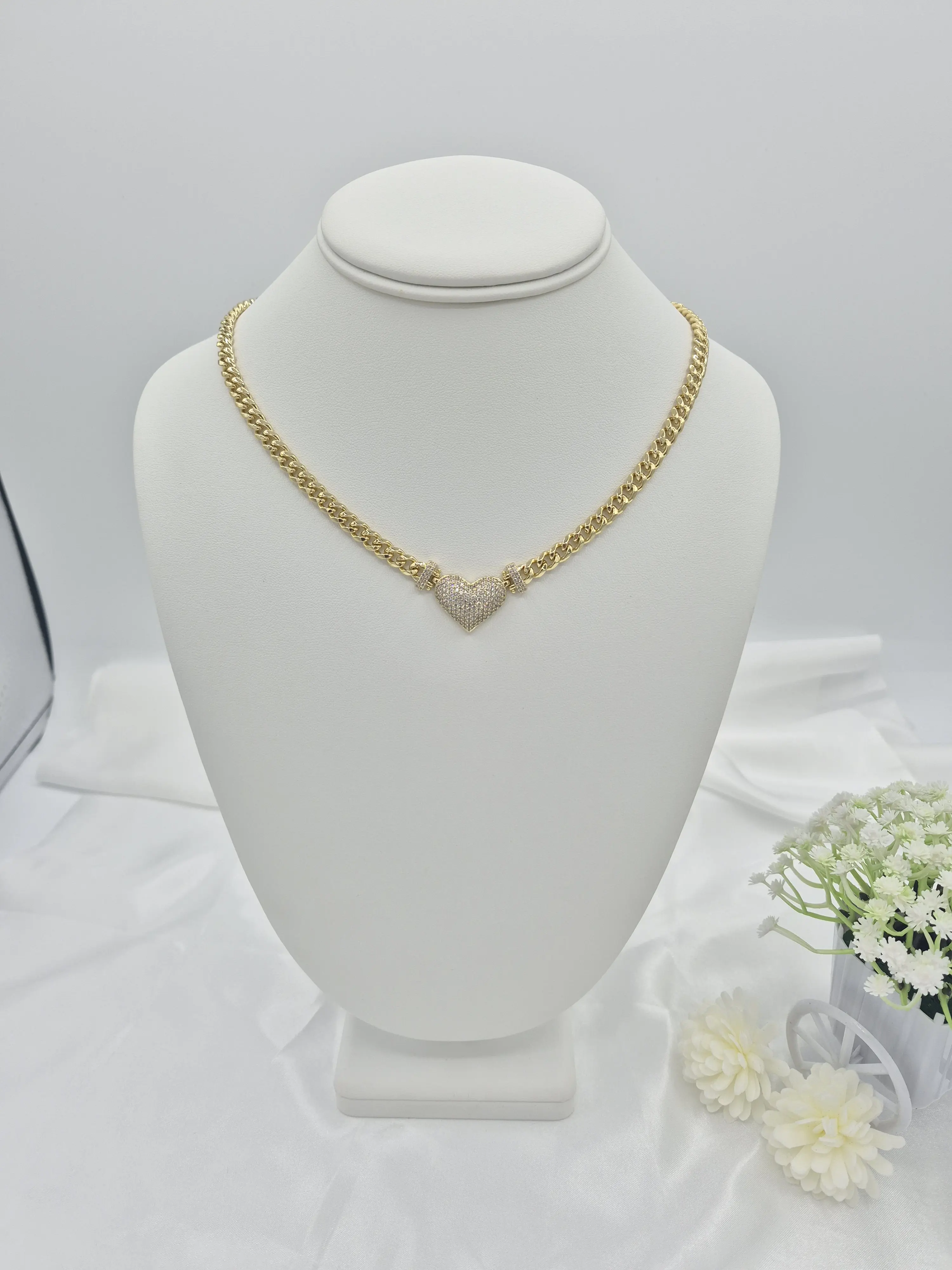Fine 14K gold plated choker with Shiny heart.