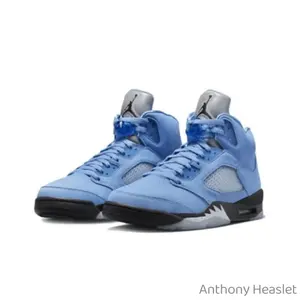 Retro College Blue Colorway Basketball Shoes - Blue & Silver Sporty Design Comfortable Durable Versatile for Casual & Sporty Looks