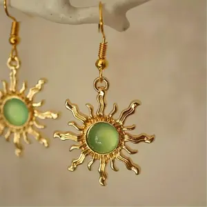 [Holiday Gift] A Pair of Cool Golden Green Sun-Shaped Earrings, Suitable for Daily Wear, Holiday Gift