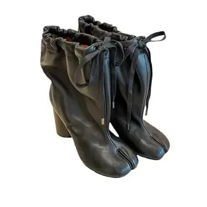 Luxury Designer Split Toe Shoes Woman Tabi Balloon Ankle Boots Lace-up Chunky Heels Booties with Round Toe and Zip Closure