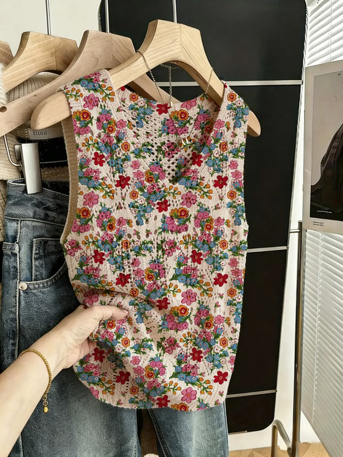 Fashion women's hollow V-neck floral print camisole top, Casual sleeveless top, casual and elegant, vacation style, suitable for commuting, comfortable and breathable for spring, summer and autumn.