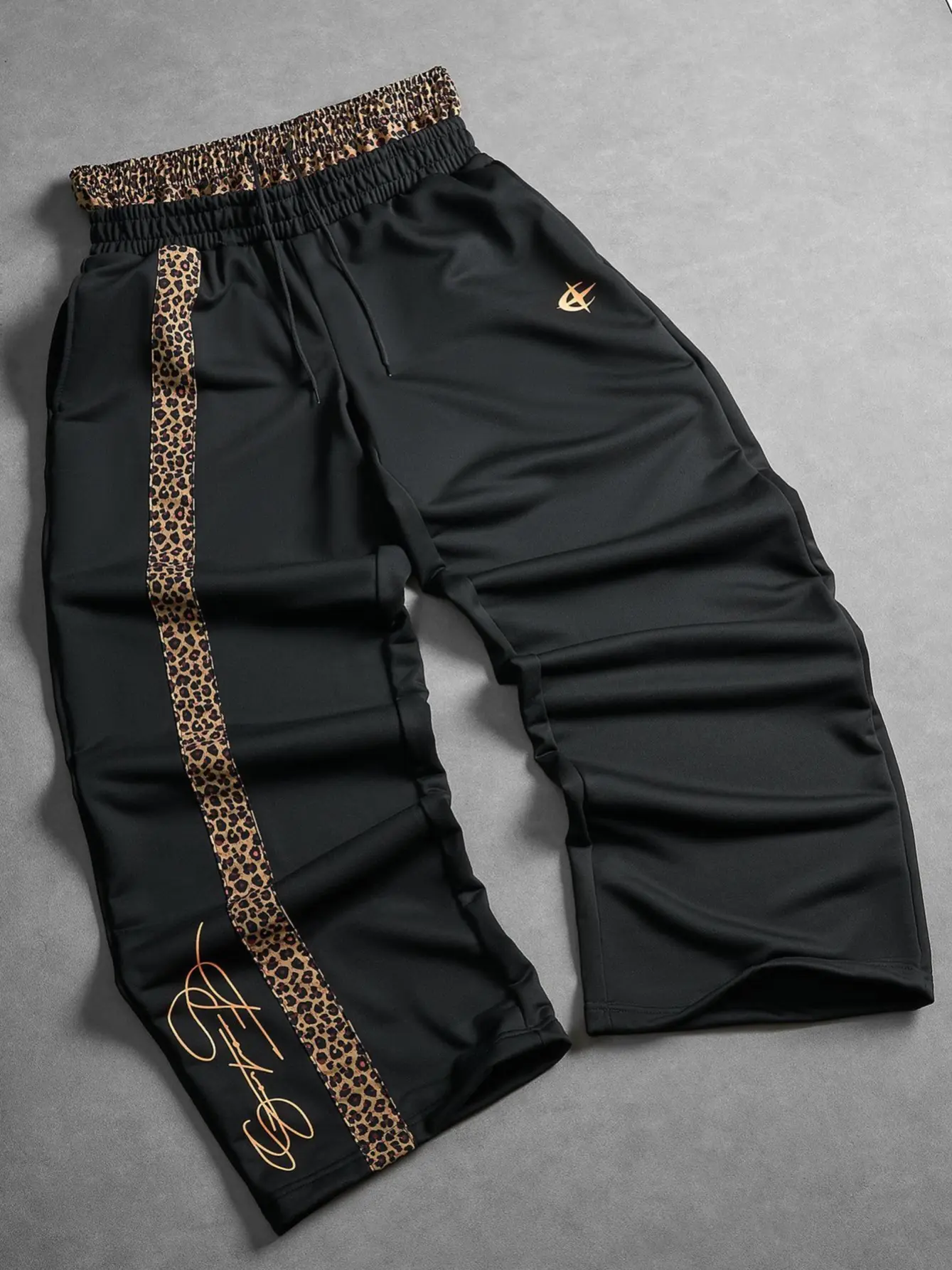 Men's Wide Leg Track Pants, Leopard Print Contrast Side Stripe, Elastic Drawstring Waistband, Signature Script Print on Cuff, Loose Baggy Fit Sweatpants with Side Pockets, Hip‑Hop Streetwear Trousers for Daily Casual Outfit and Urban Street Style