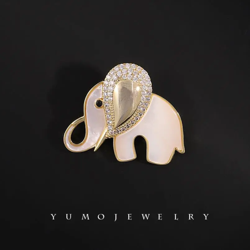 Elegant Rhinestone Elephant Brooch, Enamel Pin for Clothing and Accessories, Stylish Fashion Accessory, Perfect Gift Idea