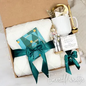Emerald Winter Christmas Gift Box Cozy Holiday Self Care Box Green Winter Gift Set Mug Blanket Cookies Chocolate Relaxation Spa Box Aesthetic Christmas Gift Idea Warm Holiday Present for Family Friends Coworkers Trending 2025 Gift Box Home Decor Must Have