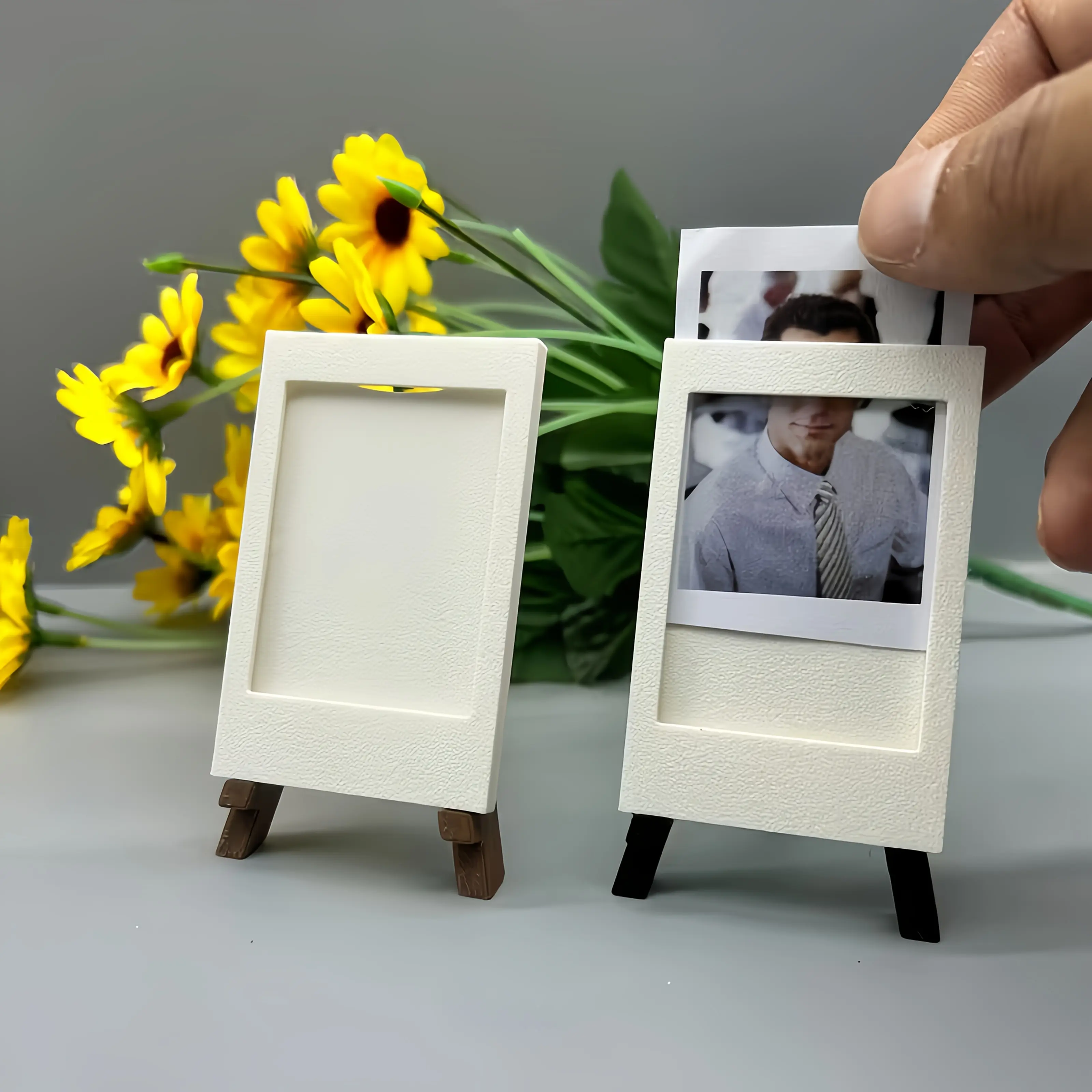 White Mini Photo Easel Frame Reusable Desktop Display Stand Multi- Scenario Decorative Gift for Birthday Anniversary Festival Perfect for Friends Classmates