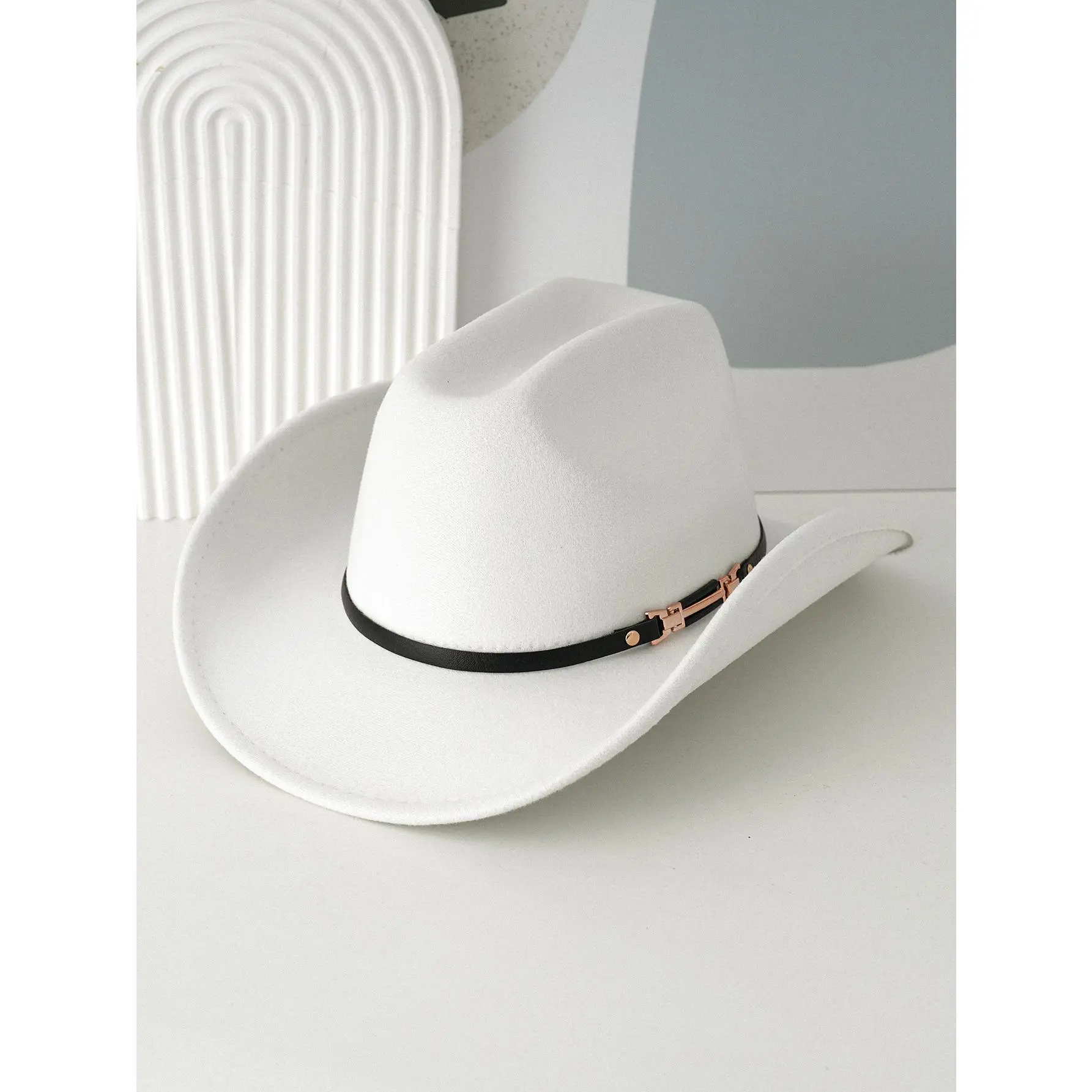 Felt lined curved edge belt style   whit