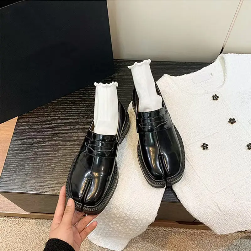 Minimalist Vintage Split Toe Loafers Unisex Two Tone Gloss Patent Slip On Flats All Season Street Office Versatile Casual Footwear Men Women