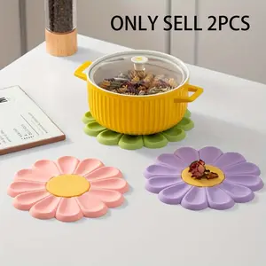 A set of two exquisite little daisy flower silicone heat insulation mats, heat-resistant and high-temperature resistant table mats, silicone cup mats, decorate your tabletop, suitable for the dining table