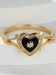 A golden dark Gothic-style black enamel heart-shaped ring is fashionable, retro and simple. It is suitable for proposing, giving as a gift, traveling, daily life and women to wear in all four seasons, Heart Design Ring, Dark Aesthetic Rings