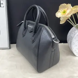 Pre-owned GIVENCHY Leather Shoulder Bags 7.8'' R18159 Shoulder Bag C10148198361 0611 T3 Mia