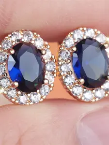 A pair of round stone earrings made of synthetic sapphire blue zirconia are fashionable, elegant and retro, suitable for women to wear during travel, wedding parties