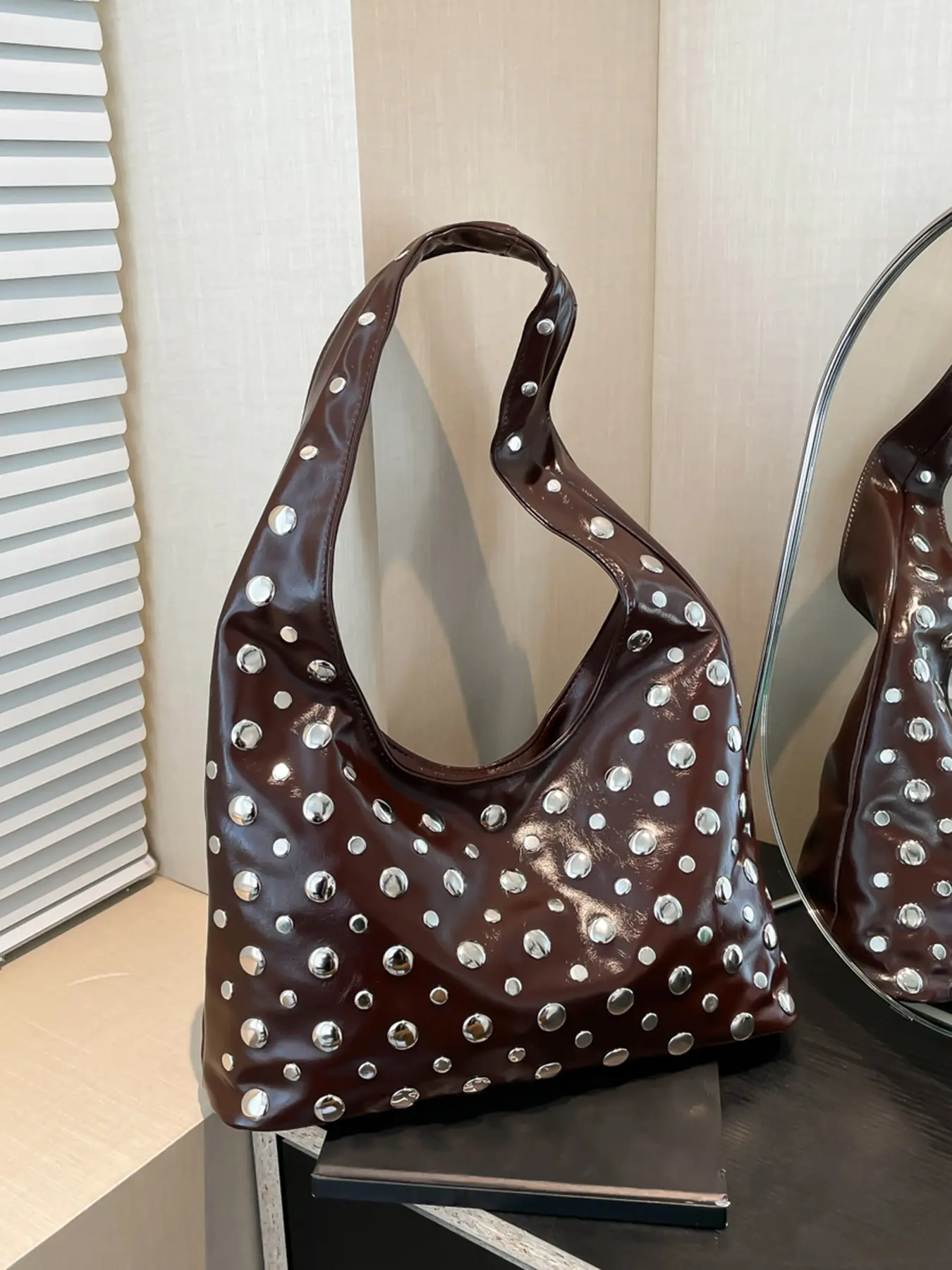 retro luxury functional style armpit bag, Hobo shoulder bag, rivet shoulder bag, large capacity tote bag, casual crossbody bags, Fashionable crossbody bag, Crossbody Handbags, can accommodate cosmetics, headphones, suitable for dating, parties, commuting