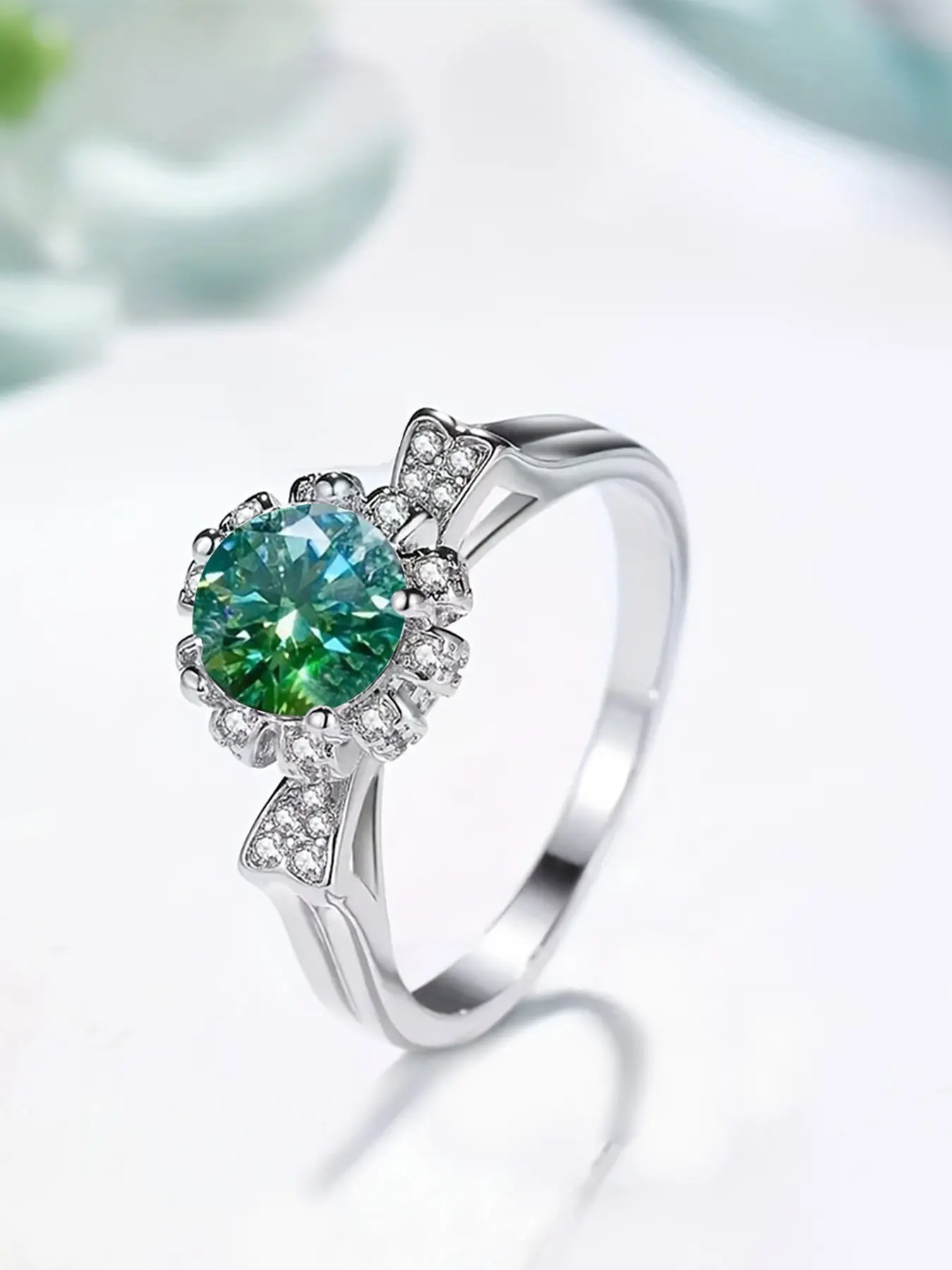 This S925 sterling silver 1-carat moissanite cat-ear sunflower bud ring is suitable as a wedding ring, a commitment ring, a birthday gift for a girlfriend, or a gift for a wife.