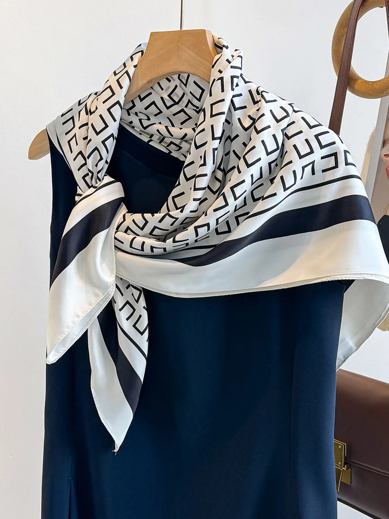 Elegant Geometric Print Scarf, Stylish Neck Warmer Shawl, Perfect for Travel & Dating, Geometric Pattern Decorative Fashion Accessory