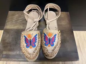 HUARACHE MARIPOSA COLORES - Vibrant Colorful Design for Everyday Casual Wear - Fun and Stylish Versatile Huaraches