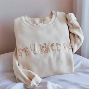 [MADE IN US] Embroidered NICU Nurse Sweatshirt, NICU Rn Coquette Bows Shirt, Neonatal Nurse, Neonatal ICU Shirt, Nurse Appreciation, Rn Nurse Shirt Gift,Cute Teddy Bear & Baby Feet ICU Hoodie, Aesthetic Medical Professional Crewneck, Premium Soft Pullover