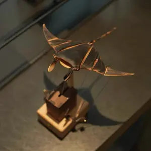 Flying Manta Ray Handmade Wooden Desktop Ornaments Home Birthday Gift Solid Wood Creative Smart Toy with battery