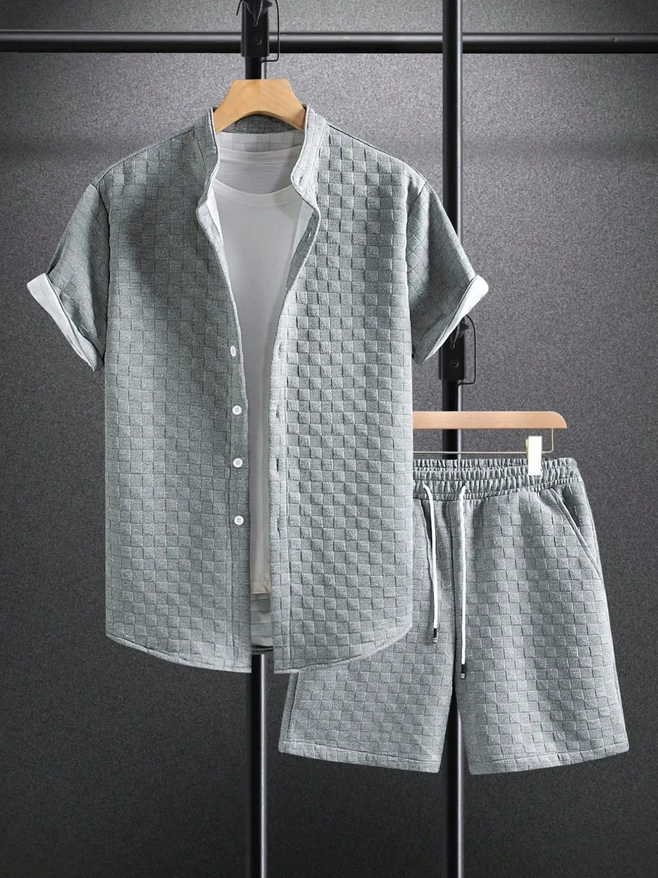 Men's summer two-piece shirt with waffle texture and matching short pants in the same color, short-sleeved shirt and drawstring shorts, a casual and fashionable comfortable men's two-piece outfit set Menswear