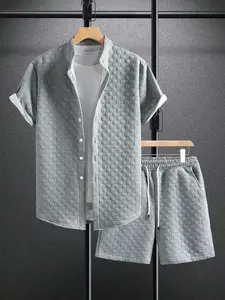 Men's two-piece set with a waffle pattern shirt and matching drawstring shorts, short-sleeved shirt with pocket sports shorts, casual fashion men's two-piece set, suitable for spring and autumn seasons.
