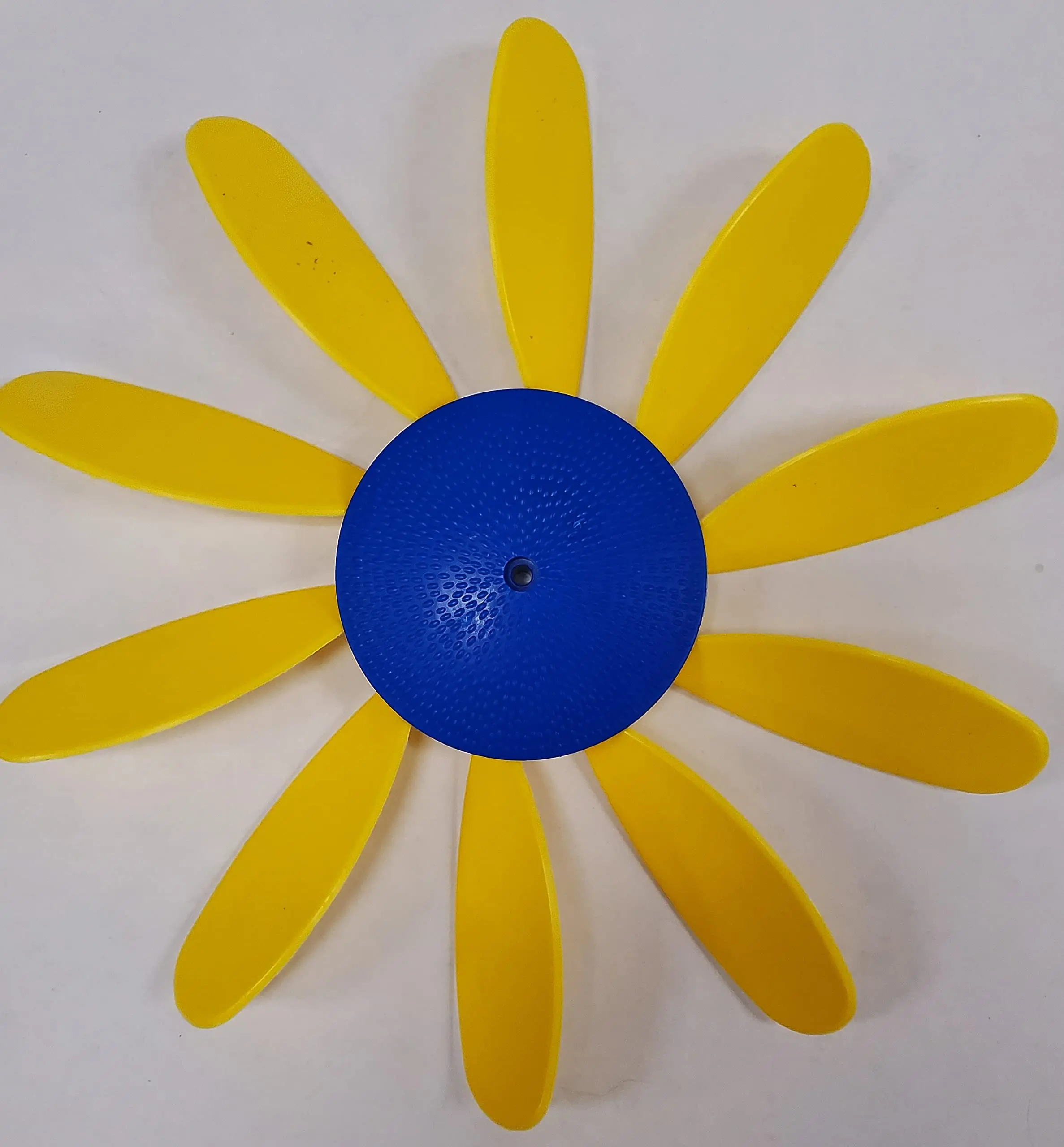 Beloit Plastics, LLC Ukraine Colors Lawn Decor Sunflower Yellow Blue Daisy (6 Pack) � 24� Tall Pinwheel and Wind Spinner for Garden or Lawn, Yellow With Blue Center'