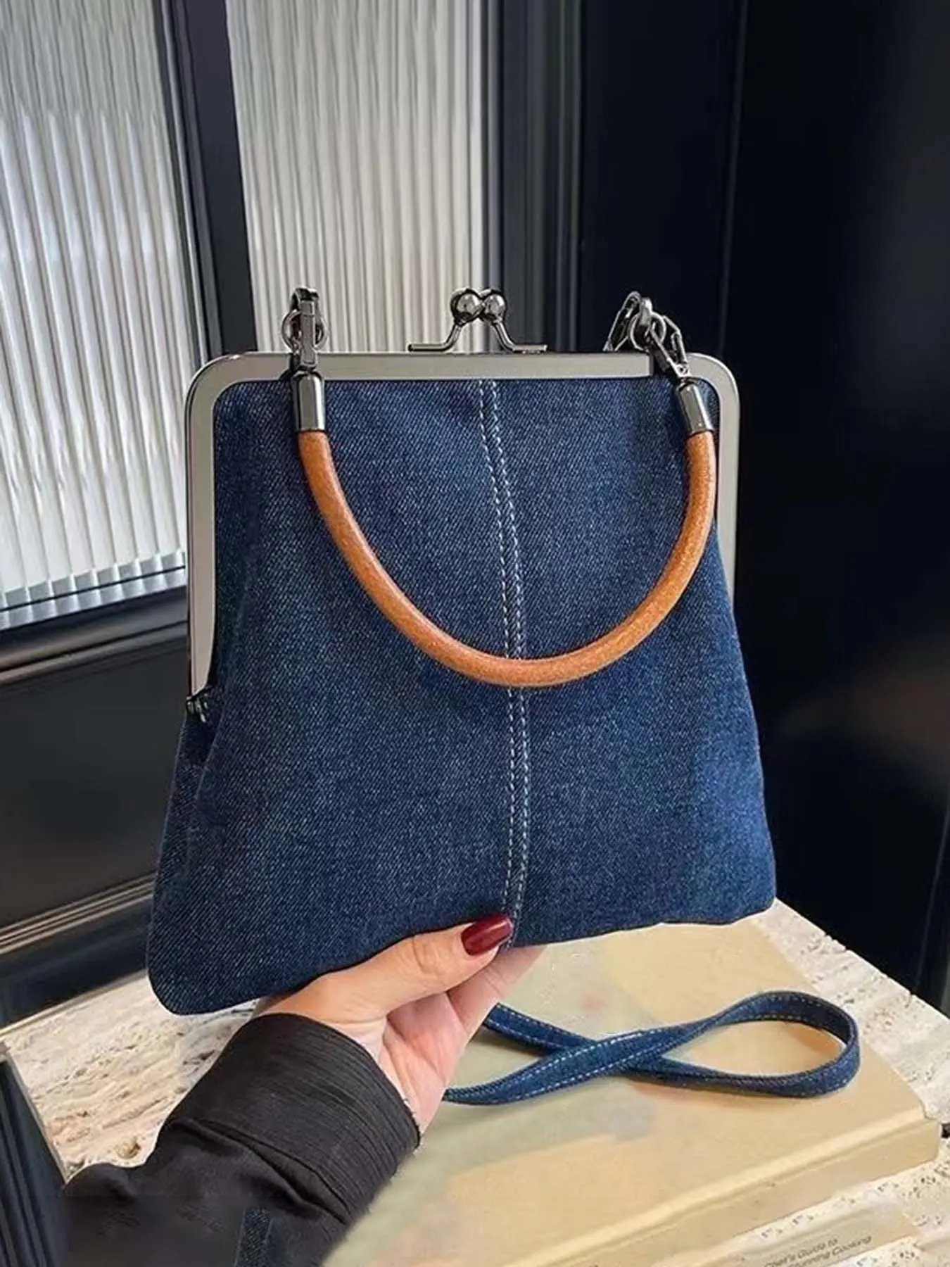 Niche denim patchwork design shoulder messenger bag, Fashionable crossbody bag, metal buckle closure shoulder bag, retro practical multi-color optional, suitable for daily commuting, shopping and dating, Crossbody Handbag