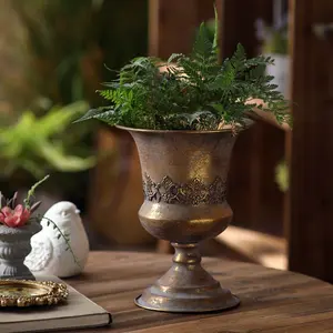Retro Distressed French-Style Flower Pot, Creative Art Tall Trophy, Large-Diameter Iron Metal Flower Ware, Ideal for Flower Arrangement