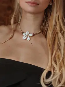 A Bohemian-style vintage, minimalist, fashionable, elegant, and personalized hand-woven wooden bead flower necklace for women, suitable for summer beach vacation and wearing with other women's jewelry