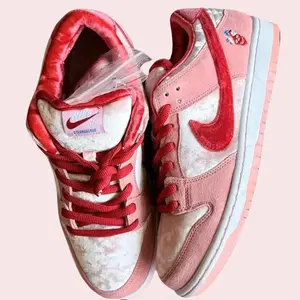 US 9- Nike SB Dunk Low Pro QS Strangelove Skateboards Sneakers BRAND NEW w Receipt