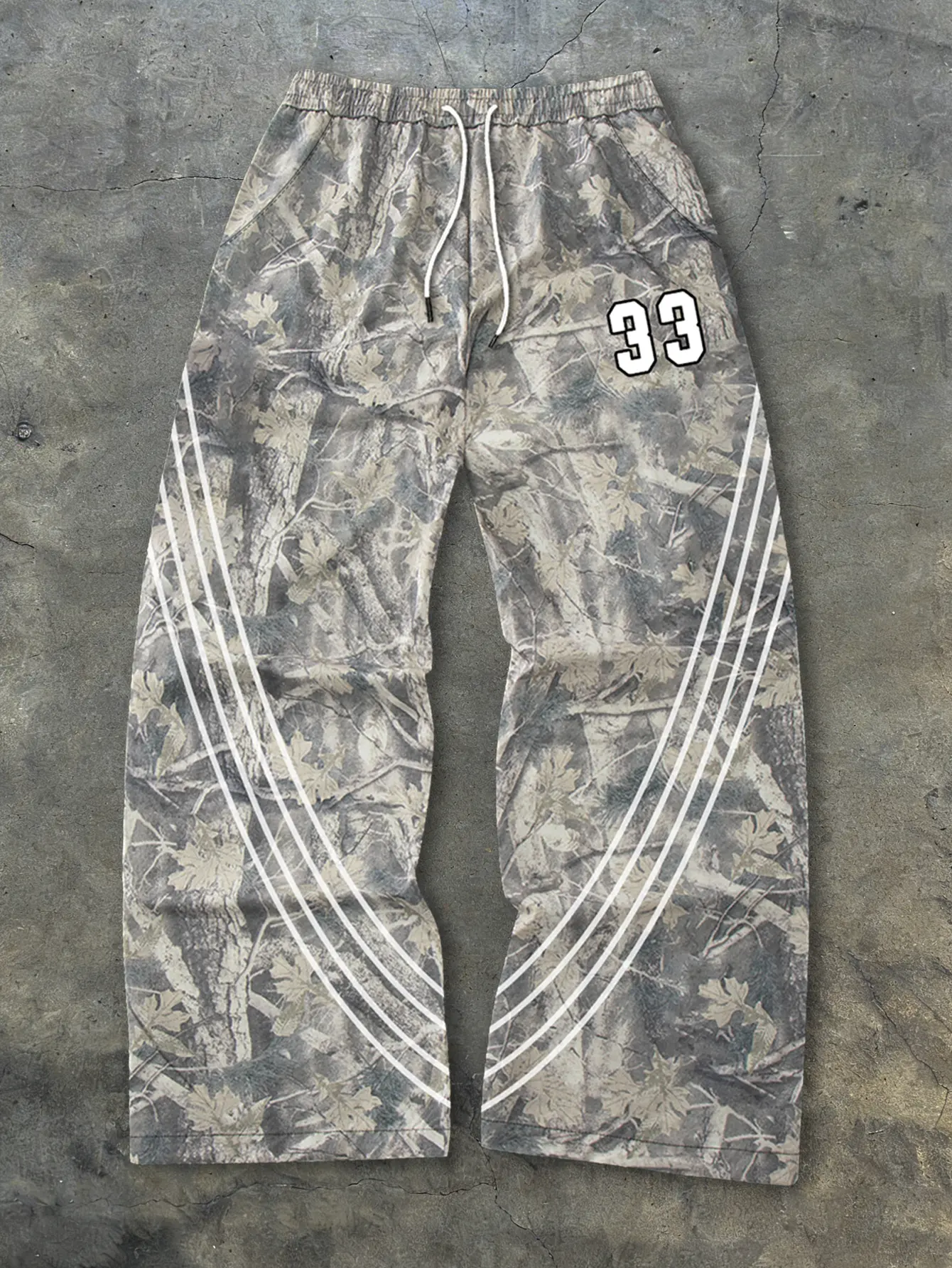 Men’s Realtree camouflage sweatpants with four stripes, number 33 print, drawstring, retro athletic casual streetwear loose straight-leg pants for men; camouflage print sweatpants with white stripes and number 33 design for men Menswear Overall Stylish