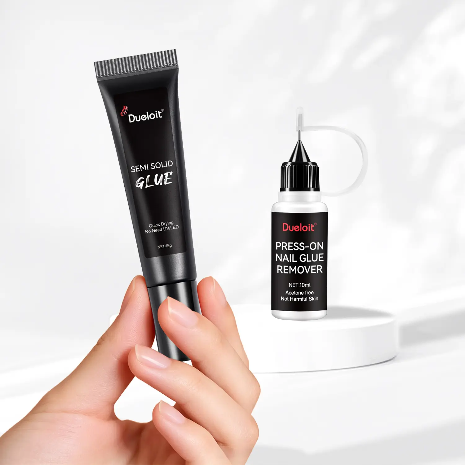 15g semi-solid glue and 10ml  glue remover. Specially formulated for press-on nails, the gel glue dries rapidly without using a UV lamp. Paired with the remover, it can take off fake nail tips quickly.Beginner-friendly, perfect for DIY manicures at home