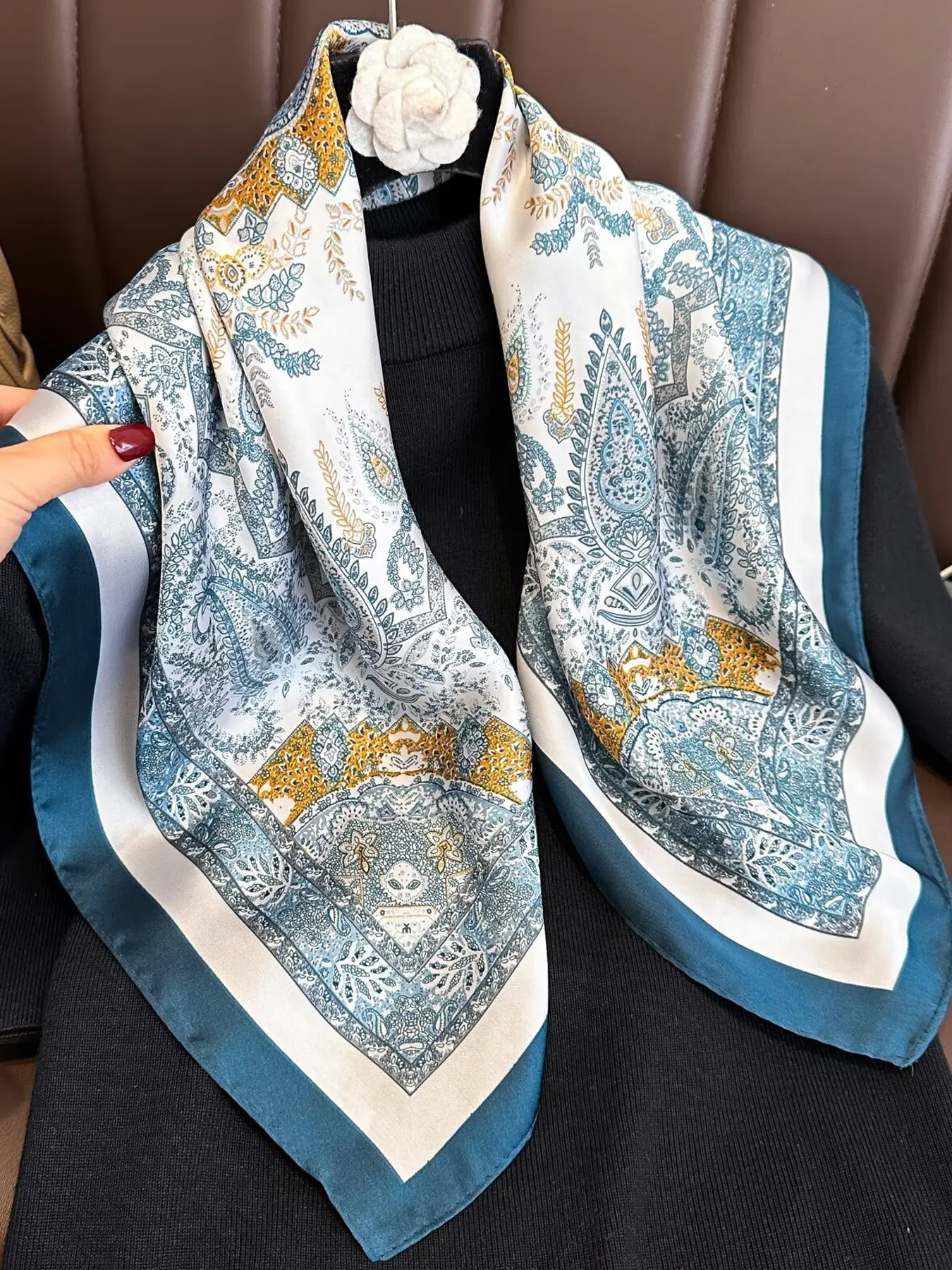 Vintage Paisley Print Women's Fashion Silk Scarf, 70cm Breathable Lightweight Tie-Neck Wrap, Luxurious High-End Accessory