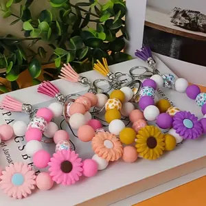 1pc Daisy Flower Design Handmade Stylish Keychain - Silicone Keychain with Printed Wooden Beads, Practical Casual Fashion Accessory Ideal for Holiday Gifting