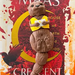 Crescent City Mail Otter 3D Printed Bookshelf Decoration with Articulated Tail, Durable Material & Interactive Design for Home Decor
