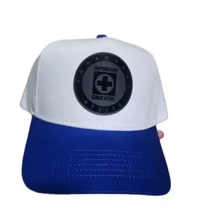 cruz azul , gorra blanca con visera azul