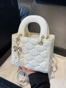 Classic and popular texture handbag, niche design, casual and simple shoulder bag, fashionable and trendy crossbody bag, work and commuting bag, elegant and stylish shopping and dating bag.