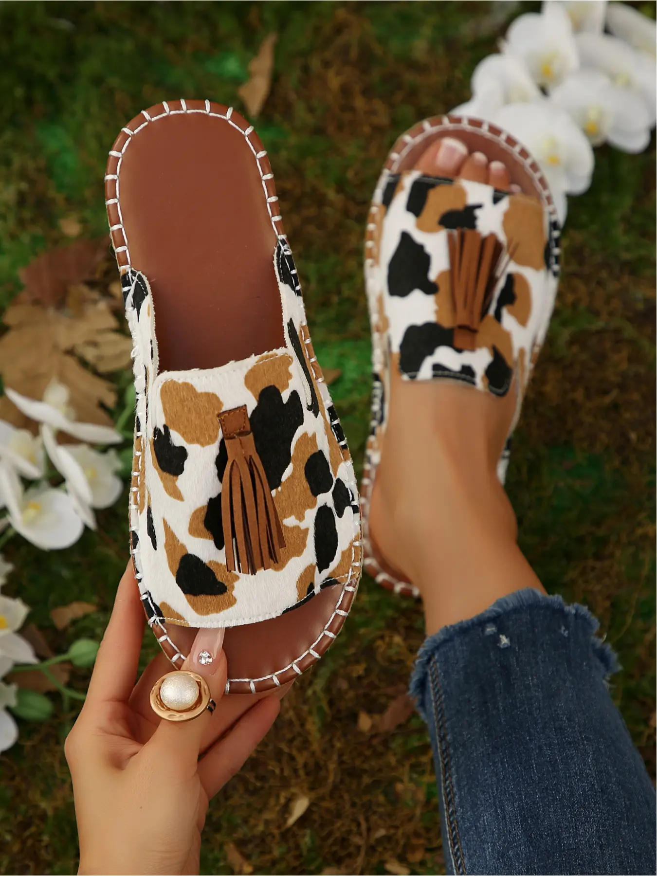 A pair of women's large-size new Summer open-toe slip-on sandals with tassel decoration and cow print, suitable for outdoor wear, simple, comfortable, lightweight, casual, Boho sandals, Flat Bohemian Sandals, Flat slippers sandals