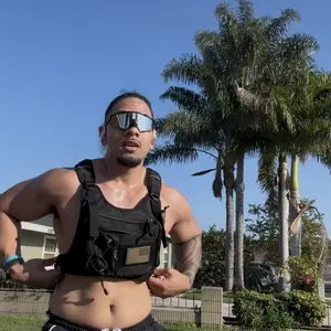 Running Vest,Lightweight Adjustable Chest Pack with Pistol Holster, Pack with 1.5L Water Bladder, Reflective Running Hydration Vest for Women Men for Hiking Marathon