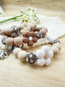 Small Floral Beaded Keychain for Women, Bag Charm Accessory, Teacher and Mom Gift, Perfect for Purse Decoration, Stylish Keychain