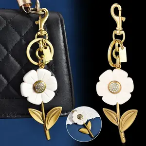 White Daisy Bag Charm Gold Flower Keychain Crystal Rhinestone Pendant Cottagecore Aesthetic Purse Accessories School Backpack Birthday Gift