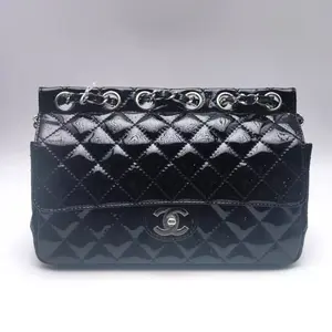 Pre-owned CHANEL Patent Leather Shoulder Bags Black Diamond Quilted Crossbody Bag with Silver Hardware